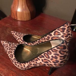 Guess pointed leopard heels size 9